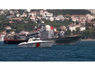 Rus savaş gemisi İstanbul Boğazından geçti