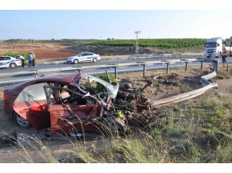 Suriyelilerin otomobili bariyerlere girdi: 2 ölü !