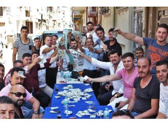 Kendilerine verilen sahte dolarları sokak ortasında yaktılar