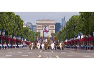 Fransızlar demokrasiye geçişi kutluyor