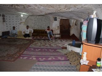 Sıcaktan bunalınca mağaraya taşındılar