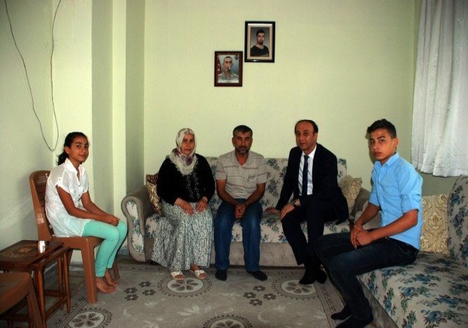 Adıyaman Valisi şehit ailesini ziyaret etti