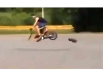 Motosiklet kendi kendini imha etti