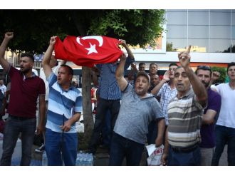 HDP’nin basın açıklamasına Türk bayraklı protesto