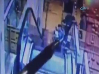 Yürüyen merdiven kazasında baba ile oğlu böyle can verdi