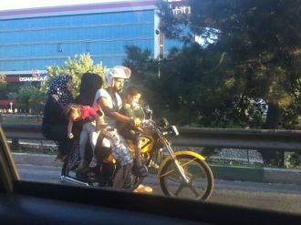 Trafikte pes dedirten görüntü