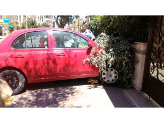 Aracıyla belediye başkanının evine çarptı