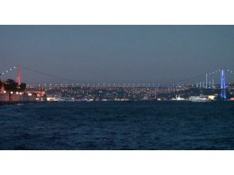 Boğaziçi Köprüsü Fransız bayrağının renkleriyle aydınlatıldı