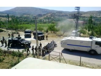 Kavgayı ayıran askere taşlı saldırı !