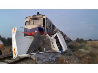 Tren hemzemin geçitte işçi dolu kamyonete çarptı: 2 ölü, 4 yaralı