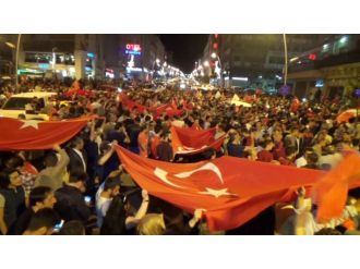 Türkiye darbeye ’dur’ diyor