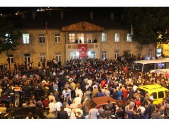 Türkiye sokaklarda darbeye ’hayır’ diyor