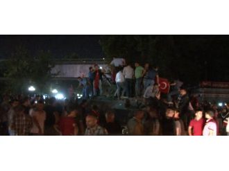 Ankara’da tanklar vatandaşların kontrolüne geçti