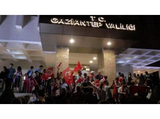 Darbe karşıtı eyleme Başbakan Yardımcısı da katıldı