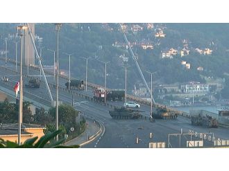 FETÖ’cü askerleri kuşatan polis ’teslim ol’ çağrısı yaptı