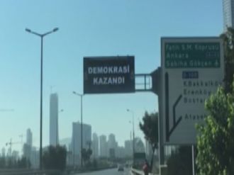 Bilgilendirme panolarında ’Demokrasi kazandı’ yazdı