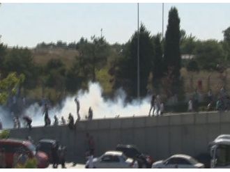 Teslim olan askerleri linçten polis kurtardı