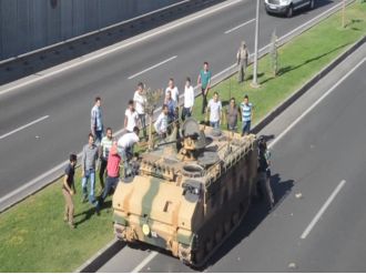 Malatya’da askeri linçten polis kurtardı