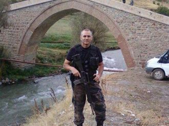 Darbecilerin şehit ettiği polisin evine ateş düştü