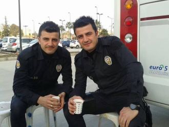 Darbecilerle çatışan ikiz polisler şehit oldu