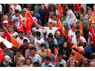 İzmir’de darbe girişimine karşı demokrasi nöbeti