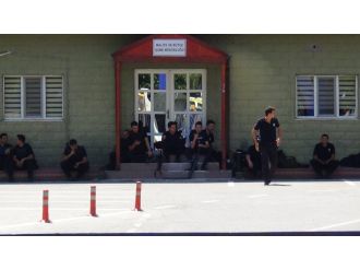 Polis kışlaya girdi