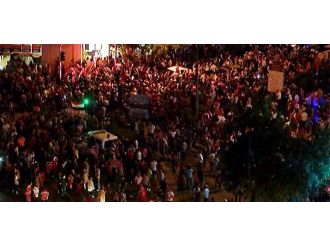 Kalabalığın arasına giren sürücüyü linçten polis kurtardı