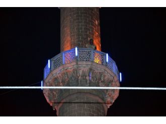 Minareye çıkıp Mehdi olduğunu iddia etti