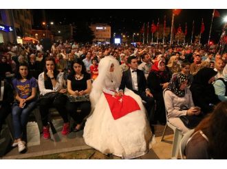 Balayına gitmediler demokrasi nöbetine geldiler !