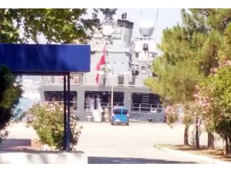 Donanma Komutanının rehin tutulduğu gemiye operasyon