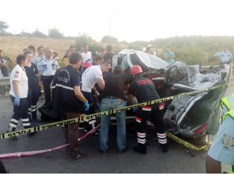 Otomobil ile kamyonet kafa kafaya çarpıştı: 3 ölü, 2 yaralı