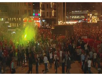 Taksim Meydanı ve İBB önünde demokrasi nöbeti sürüyor
