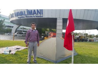 Atatürk Havalimanı girişinde demokrasi çadırı