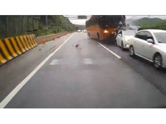 Otobüs otomobilleri biçti: 4 ölü, 16 yaralı