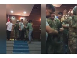 Valiliği basan askerleri vatandaş engelledi