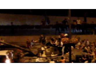 Vatandaşlar darbeci hainleri ölümü göze alarak durdurmaya çalıştı