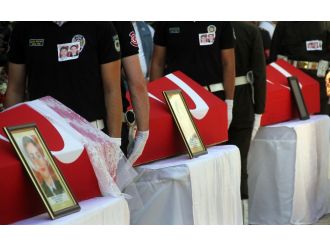 Adana şehitlerine ağladı