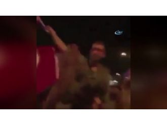 Darbe olduğunu anlayan kahraman asker silah bıraktı