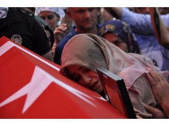 Şehidin eşi ’sarı saçlarına nasıl kıydılar’ diye ağıt yaktı