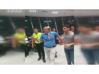 Atatürk Havalimanı kulesindeki darbecilere vatandaşın tepki anı