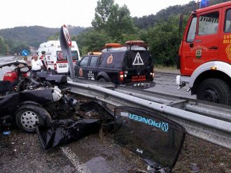 Otomobil refüje çarptı: 2 ölü