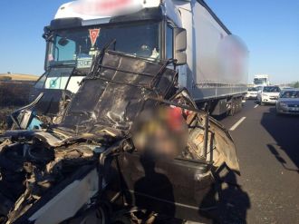 Otomobil, iki TIR’ın arasında kaldı: 5 ölü