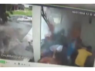 Duvarın altında kalmaktan son anda kurtuldular