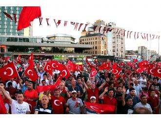 Taksim Meydanı’nda demokrasi nöbeti sürüyor
