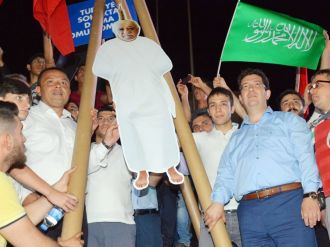 Aksaray’da Fethullah Gülen maketi asıldı