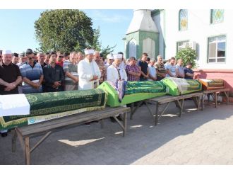 Korkunç kazada yok olan aile defnedildi
