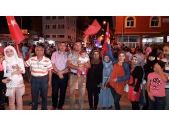 Demokrasi nöbetine Suriyeliler de katıldı