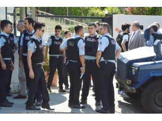 Polis üniversiteye girmek isterken ateş açıldı