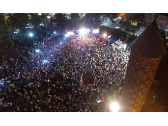 Dadaşlar demokrasi nöbetinde meydanlara sığmıyor