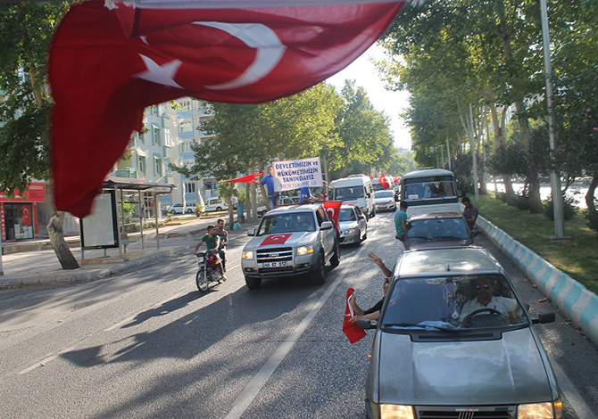 MEM Tekstil Demokrasiye Katkı Konvoyunda